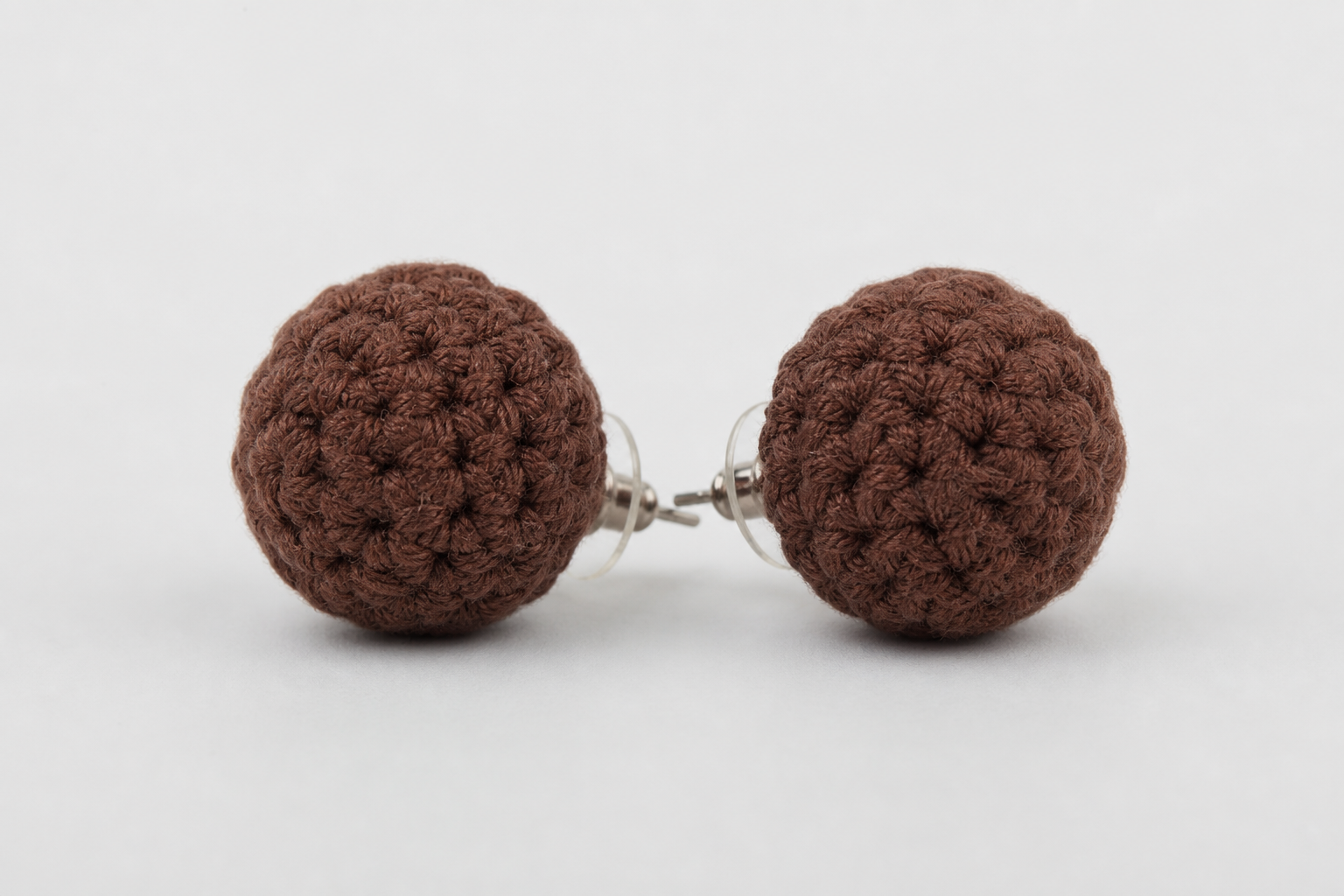 Plain Form Stud Set Brown